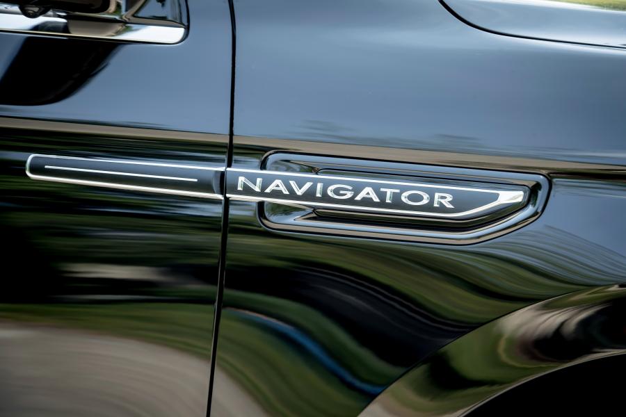 Логотип Lincoln Navigator L Black Label 2017 года  (фото 23 из 27)